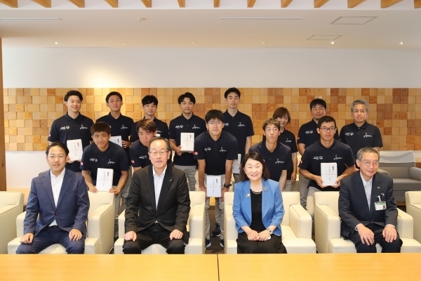 夏季世界大会・ベルリン日本選手団サッカーチーム（アスリート５名、パートナー５名、コーチ３名）が、関昇一郎副知事を表敬訪問しました。