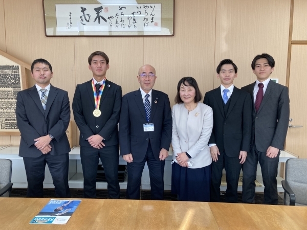 サッカー競技パートナーの橋場祐輝さんが、下諏訪町の宮坂町長を表敬訪問しました。