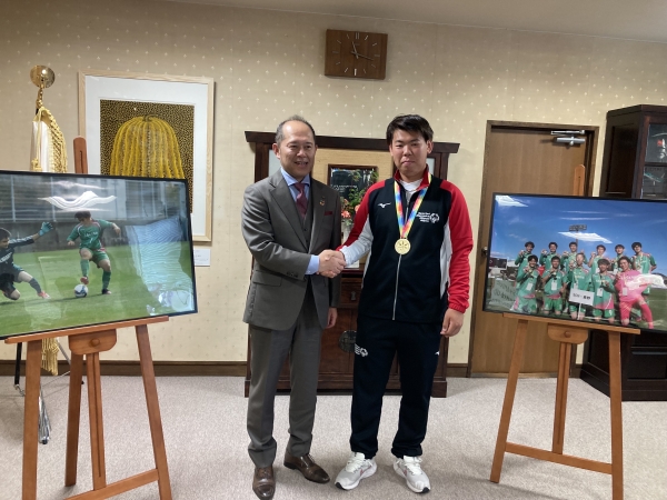 サッカー競技アスリートの武居寛己さんが、松本市の臥雲義尚市長を表敬訪問しました。